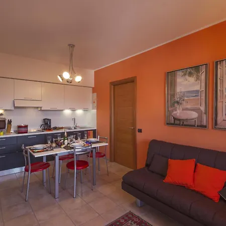 Casa Fiorita: Leggiuno 100 Meters From Lake Apartment With Shared Pool - Happy Rentals Διαμέρισμα Leggiuno