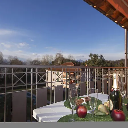 Casa Fiorita: Leggiuno 100 Meters From Lake Apartment With Shared Pool - Happy Rentals