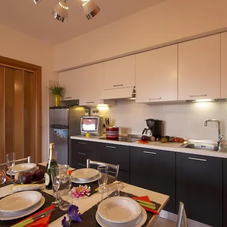 Casa Fiorita: Leggiuno 100 Meters From Lake Apartment With Shared Pool - Happy Rentals Διαμέρισμα *