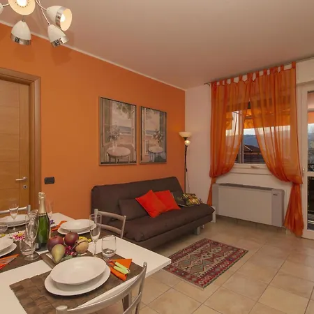 Casa Fiorita: Leggiuno 100 Meters From Lake Apartment With Shared Pool - Happy Rentals Διαμέρισμα