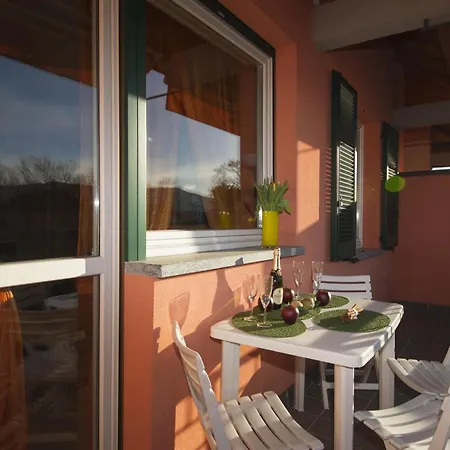 Casa Fiorita: Leggiuno 100 Meters From Lake Apartment With Shared Pool - Happy Rentals