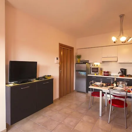 Casa Fiorita: Leggiuno 100 Meters From Lake Apartment With Shared Pool - Happy Rentals Διαμέρισμα Leggiuno
